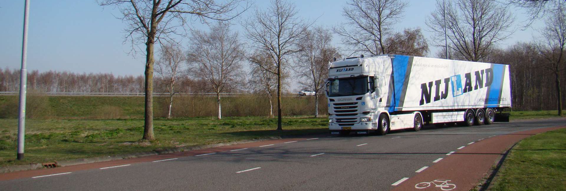 Nijland verkeersschool - rijles voor de gemeente Emmen - Scania met oplegger