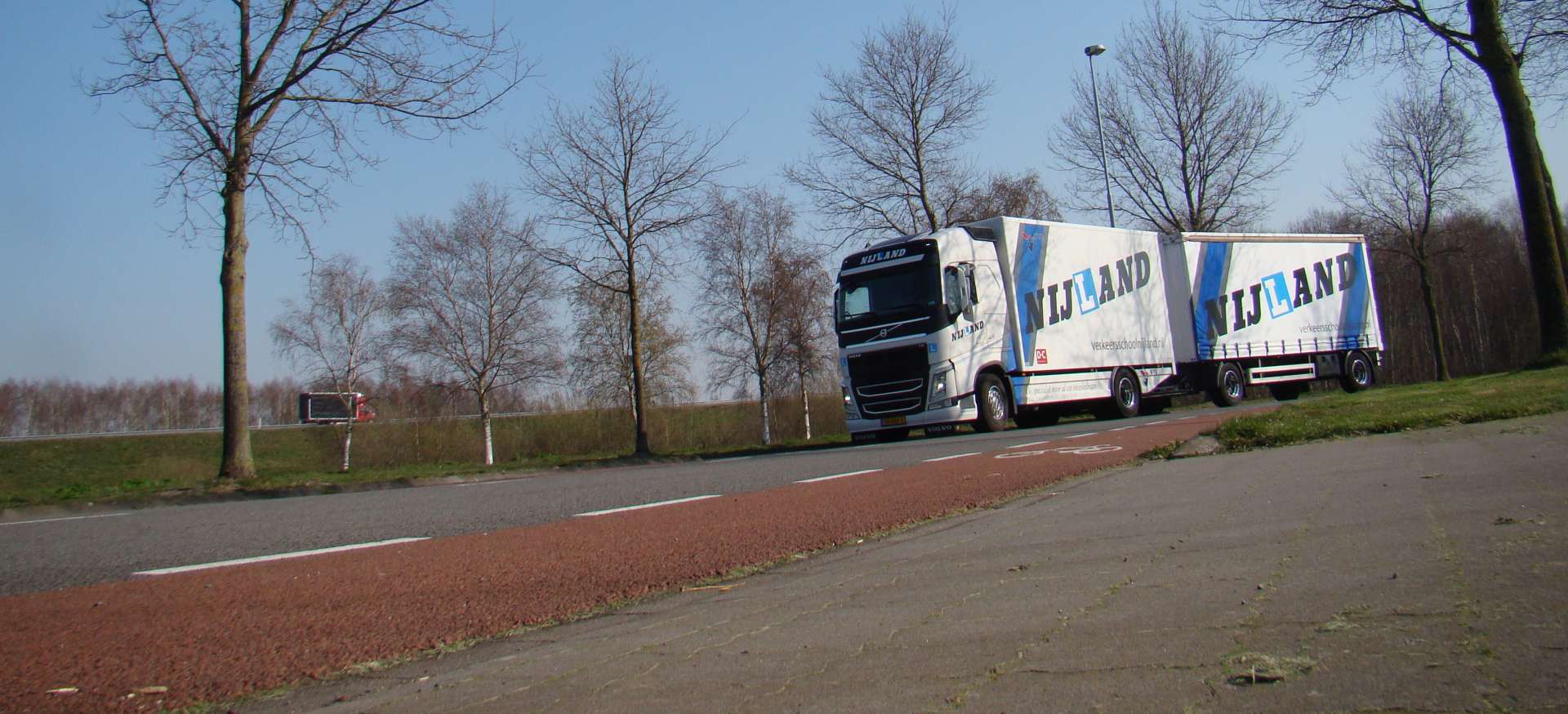 Nijland verkeersschool - rijles voor de gemeente Emmen - Volvo met 2 schamelaanhanger